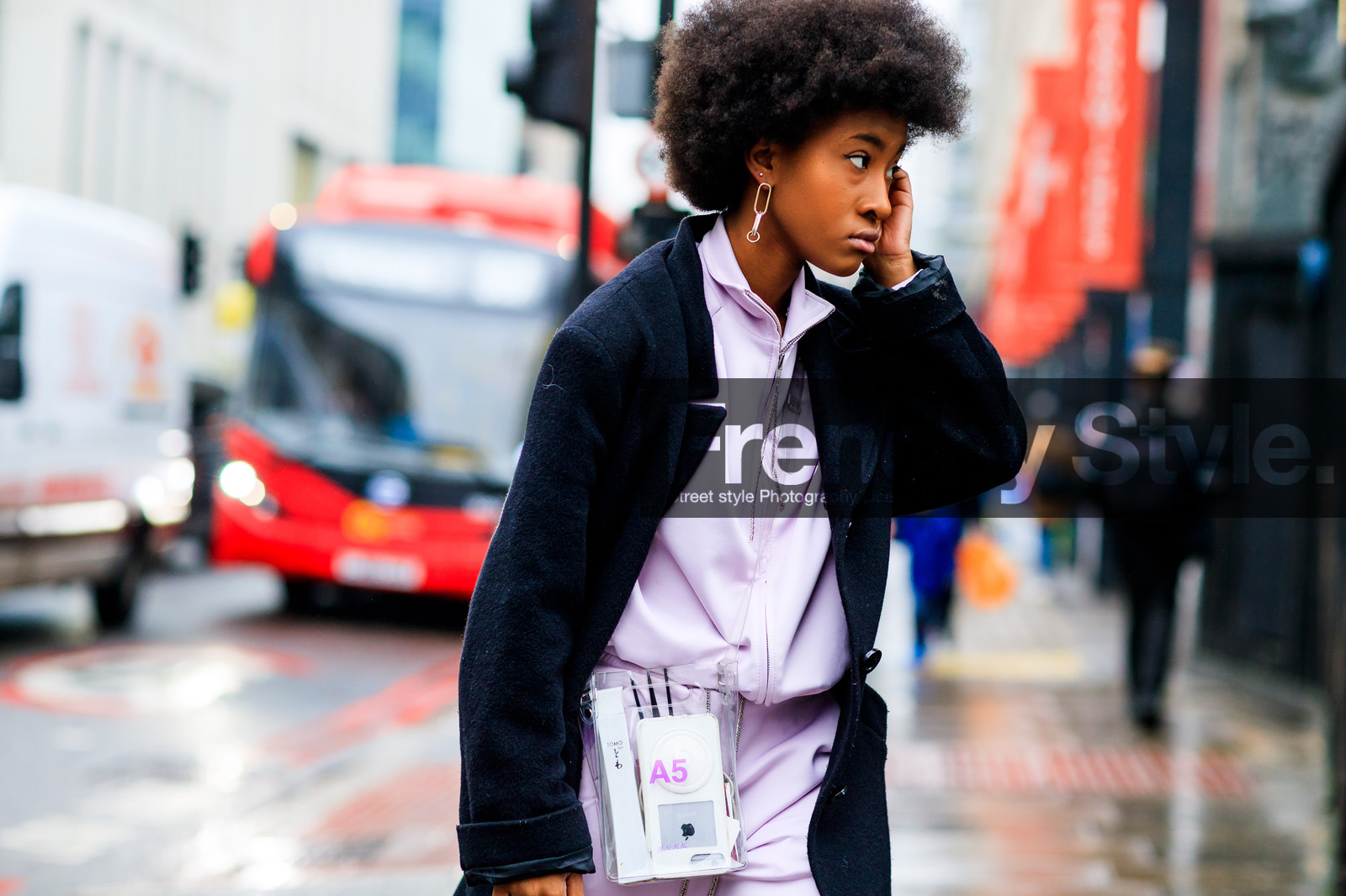 black coat, leather bag, purple jacket, streetwear, transparent bag, street style, jonathan paciullo, FW, frenchystyle, fashion week, LFW, LONDON, AUTUMN WINTER 2018-2019, AW 18-19, FALL WINTER 2018-2019, FW 18-19, horizontal, atmosphere details, detail