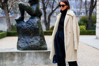 beige coat, black pants, black sweater, over the shoulder, shearling, sunglasses, trousers, fashion week, frenchystyle, FW, jonathan paciullo, street style, PFW, PARIS, AUTUMN WINTER 2018-2019, FALL WINTER 2018-2019, FW 18-19, horizontal, atmosphere details