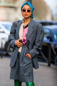 margaret zhang, blue hair, dyed hair, checked jacket, checked bermuda shorts, grey bermuda shorts, grey jacket, miu miu jacket, miu miu look, miu miu shoes, miu miu shorts, blue jacket, blue bermuda shorts, pink shirt, green leather boots, high boots, white cardigan, miu miu cardigan, miu miu shirt, round shape sunglasses, scale sunglasses, metalic frame sunglasses, fashion week, frenchystyle, FW, jonathan paciullo, street style, PFW, PARIS, vertical, atmosphere details, detail