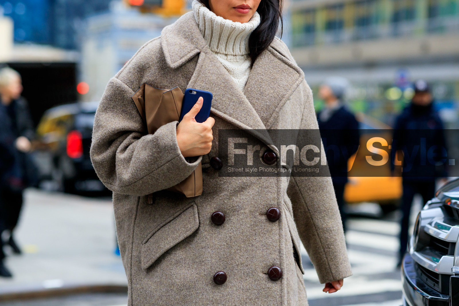 beige coat, white pullover, turtleneck pullover, isabel marant coat, beige leather clutch, loewe clutch, close up detail, oversize coat, fashion week, frenchystyle, FW, jonathan paciullo, street style, NYFW, NEW YORK, AUTUMN WINTER 2020-2021, FALL WINTER 2020-2021, FW 20-21, horizontal, atmosphere details, detail