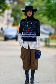 black hat, navy blue pullover, short sleeves pullover, jacquard pullover, turtleneck pullover, white shirt, checked shirt, big necklace, long necklace, golden necklace, blue necklace, blue leather bag, hand bag, chloe bag, animal skin bag, mini bag, kaki pants, safari pants, multi pocket pants, chloe shoes, black leather boots, blue leather boots, chloe necklace, chloe pullover, chloe look, fashion week, frenchystyle, FW, jonathan paciullo, street style, SPRING SUMMER 2020, SS 20, PFW, PARIS, vertical, full length