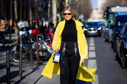 black pants, black turtleneck, blue bag, christian dior, graphic bag, leather bag, printed bag, sunglasses, trousers, yellow coat, street style, jonathan paciullo, FW, frenchystyle, fashion week, PFW, PARIS, AUTUMN WINTER 2018-2019, FALL WINTER 2018-2019, FW 18-19, horizontal, atmosphere details, sofie valkiers