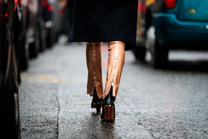 black shoes, bronze, gold, high heels, leather shoes, shiny pants, trousers, street style, jonathan paciullo, FW, frenchystyle, fashion week, LFW, LONDON, AUTUMN WINTER 2018-2019, AW 18-19, FALL WINTER 2018-2019, FW 18-19, horizontal, atmosphere details, detail
