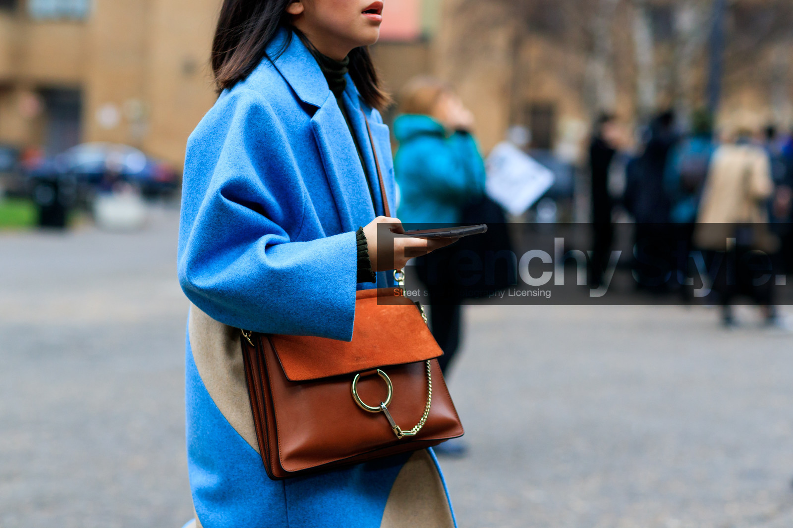 atmosphere details, AUTUMN WINTER 2017-2018, AW 17-18, blue coat, brown bag, chloe, detail, FALL WINTER 2017-2018, fashion week, frenchystyle, FW, FW 17-18, graphic coat, horizontal, jonathan paciullo, leather bag, LFW, LONDON, street style, turquoise
