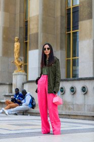 yoyo cao, kaki jacket, kaki t-shirt, pink pants, pink leather bag, box bag, openwork bag, flare pants, loose pants, military jacket, rayban sunglasses, metalic frame sunglasses, golden frame sunglasses, fashion week, frenchystyle, FW, jonathan paciullo, street style, SPRING SUMMER 2020, SS 20, PFW, PARIS, vertical, full length