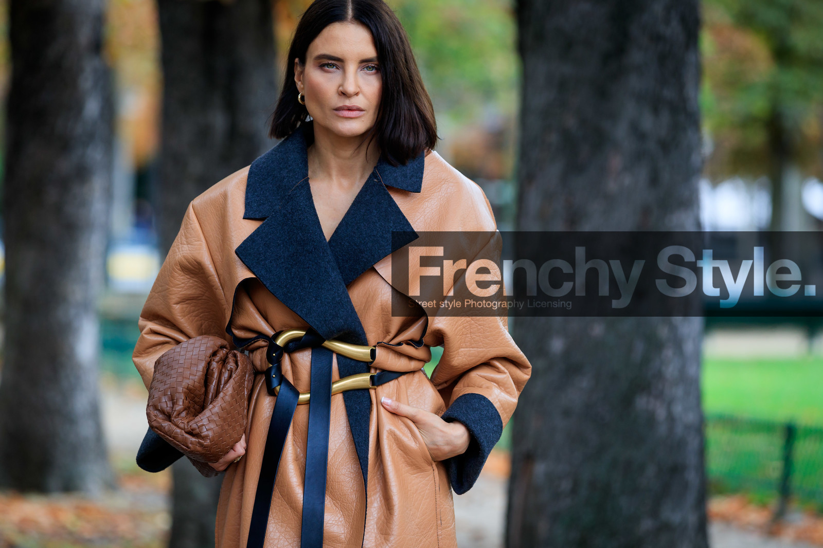 bottega veneta bag, bottega veneta look, bottega veneta coat, bottega veneta belt, camel leather coat, oversize coat, belted coat, black leather belt, brown leather clutch, brown leather bag, plaited bag, plaited leather bag, fashion week, frenchystyle, FW, jonathan paciullo, street style, SPRING SUMMER 2020, SS 20, PFW, PARIS, horizontal, atmosphere details, detail