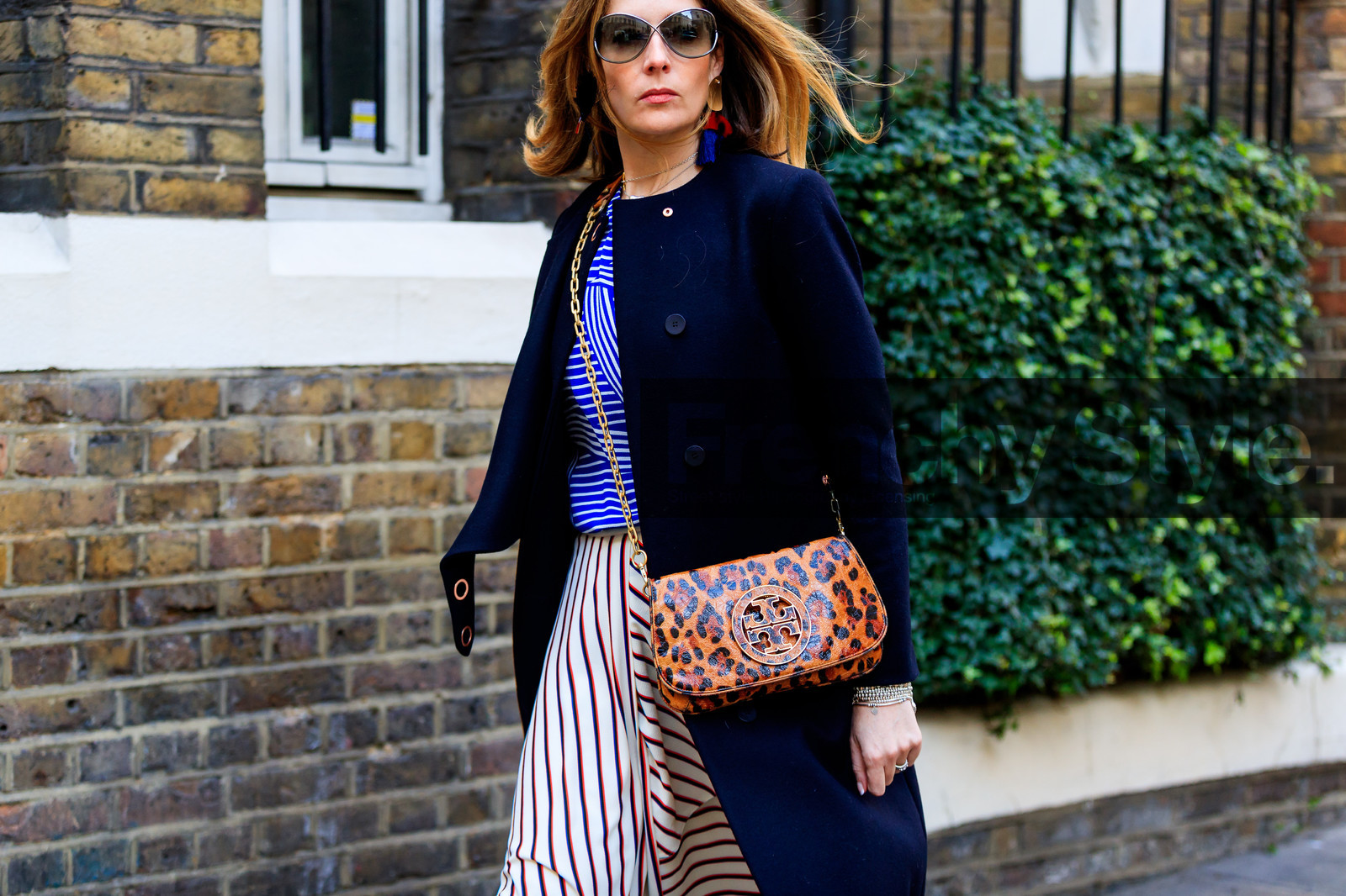 animal print, black coat, blue shirt, brown bag, graphic bag, graphic shirt, graphic skirt, leather bag, leopard, printed bag, printed shirt, printed skirt, striped shirt, striped skirt, sunglasses, tory burch, street style, jonathan paciullo, FW, frenchystyle, fashion week, LFW, LONDON, AUTUMN WINTER 2018-2019, AW 18-19, FALL WINTER 2018-2019, FW 18-19, horizontal, atmosphere details, detail