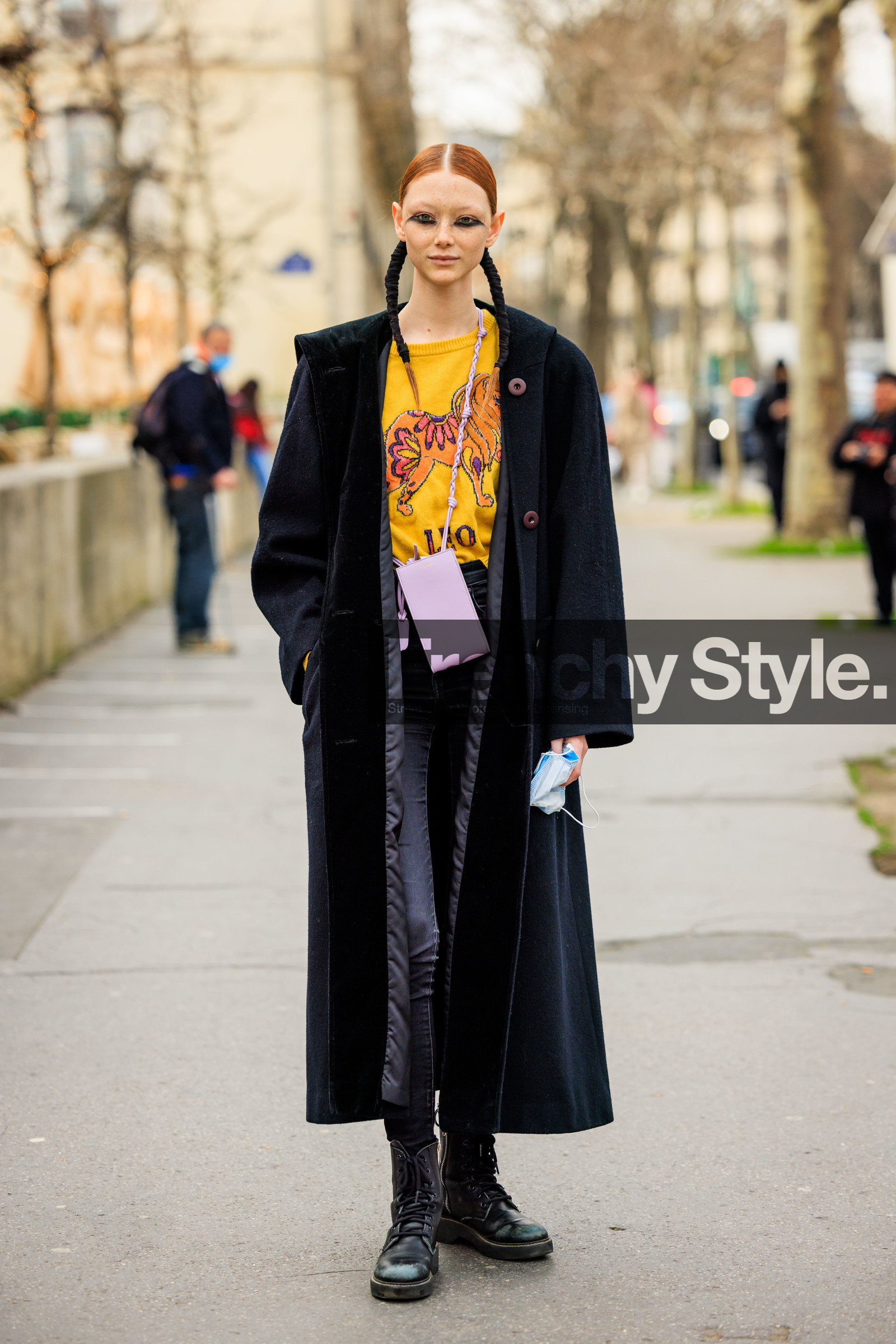 make up, close up, ginger hair, braids, piggy tails, smoky eyes, yellow shirt, printed shirt, leo tshirt, black trench, long trenchcoat, dark denim pants, purple crossbody bag, mini necklace bag, model, fashion week, frenchystyle, FW, jonathan paciullo, street style, AUTUMN WINTER 2022-2023, FALL WINTER 2022_2023, FW 22-23, PFW, PARIS, vertical, full length