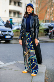 julia haghjoo, navy blue cap, navy blue pullover, navy blue pants, black leather jacket, black leather trench coat, long jacket, printed pants, green pants, yellow pants, striped pants, geometrical printed pants, lacoste pants, lacoste cap, lacoste shoes, green earrings, red earring, different earrings, round shape earrings, dangling earrings, fashion week, frenchystyle, FW, jonathan paciullo, street style, PFW, PARIS, vertical, full length