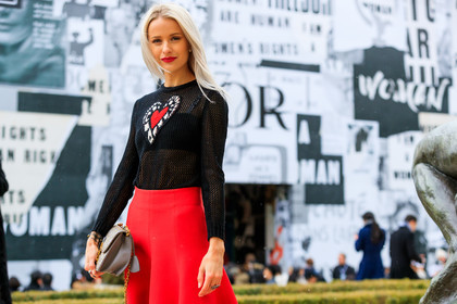 beige bag, black sweater, christian dior, leather bag, printed sweater, red skirt, fashion week, frenchystyle, FW, jonathan paciullo, street style, PFW, PARIS, AUTUMN WINTER 2018-2019, FALL WINTER 2018-2019, FW 18-19, horizontal, atmosphere details