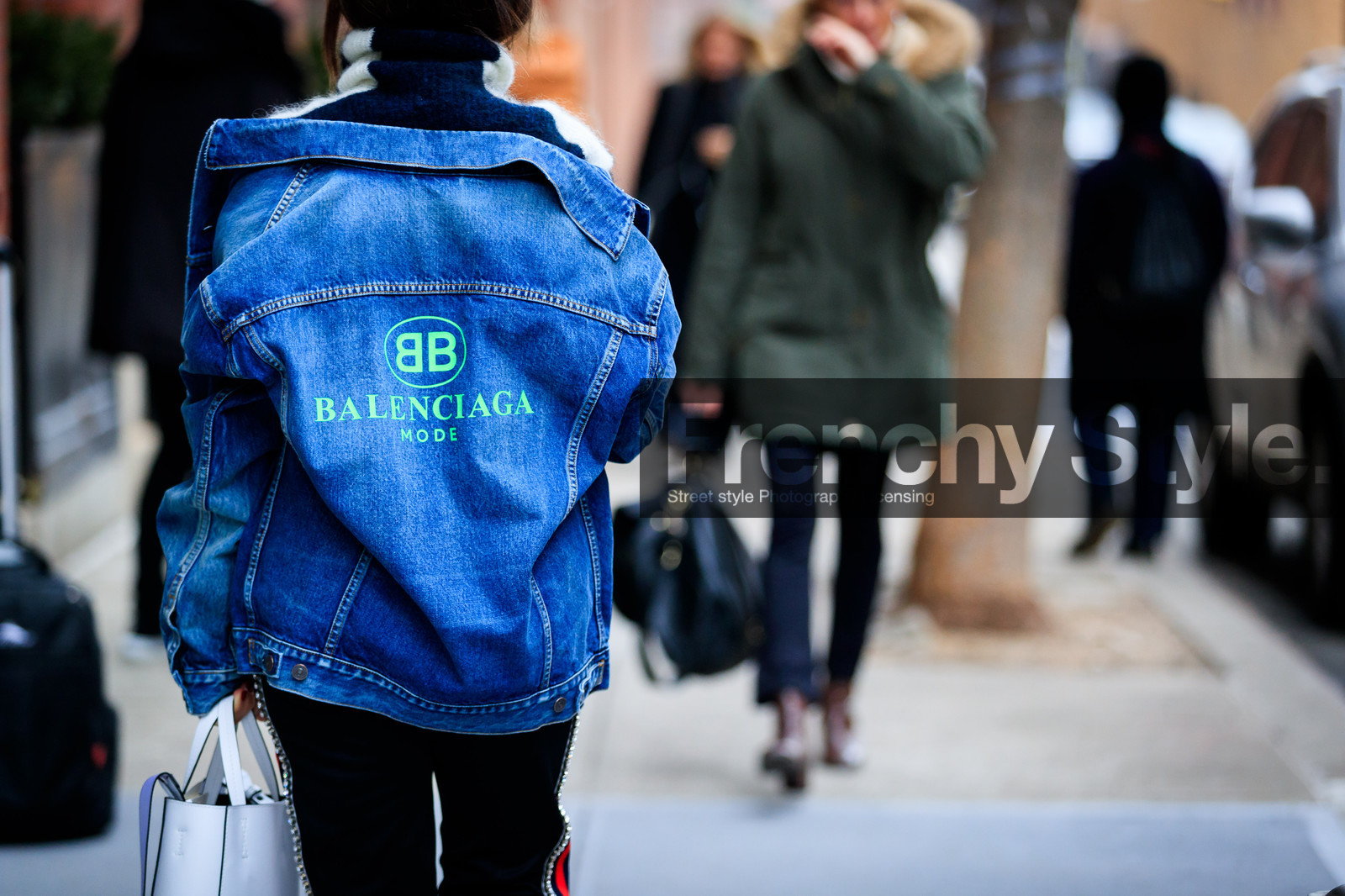 balenciaga, black pants, blue jacket, blue jacl, denim jacket, graphic jacket, leather bag, off white, printed jacket, trousers, white bag, street style, jonathan paciullo, FW, frenchystyle, fashion week, NYFW, NEW YORK, AUTUMN WINTER 2018-2019, AW 18-19, FALL WINTER 2018-2019, FW 18-19, atmosphere details, horizontal, detail