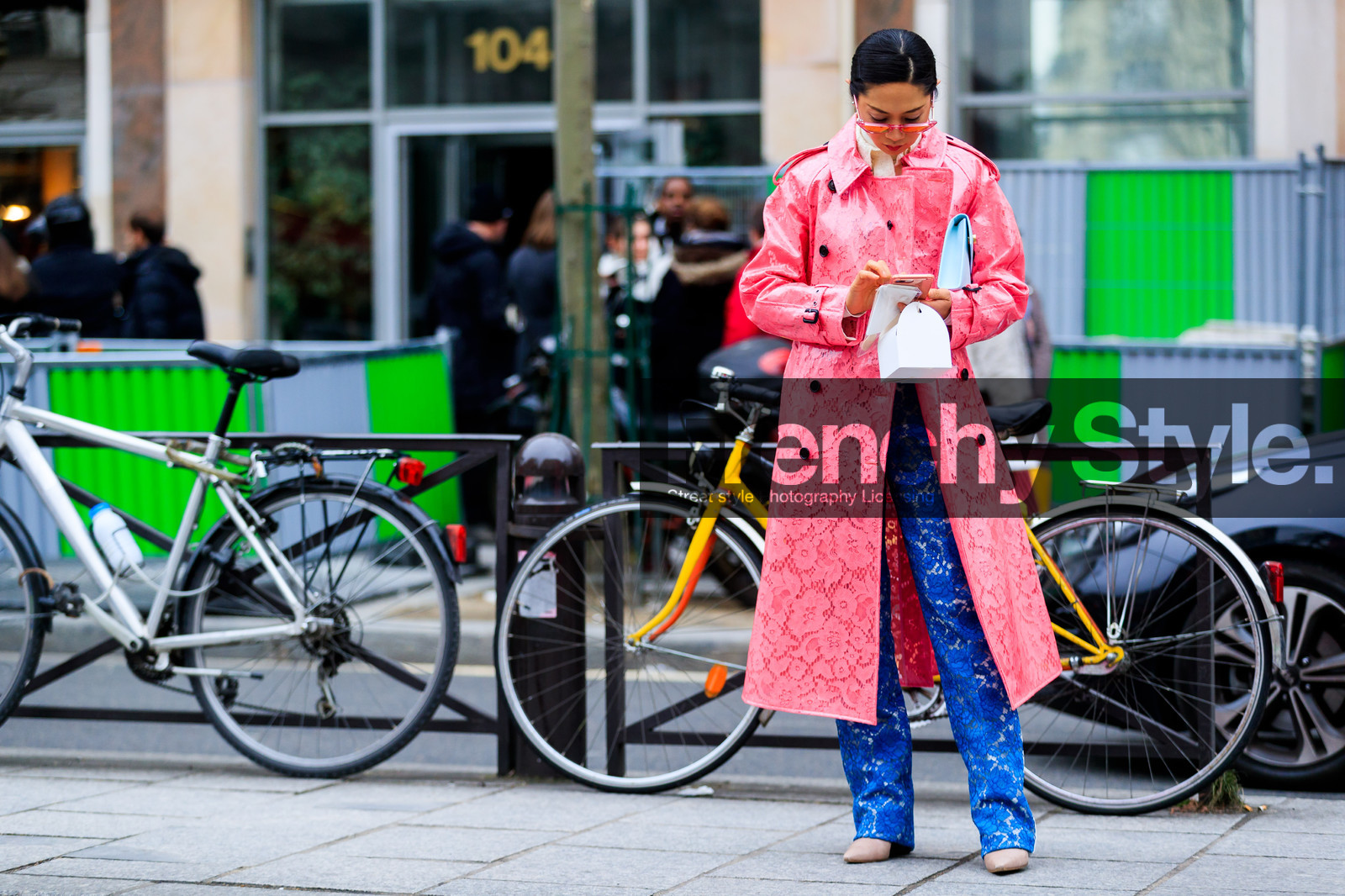 blue bag, blue pants, graphic jacket, graphic pants, leather bag, leather shoes, pink coat, printed jacket, printed pants, sunglasses, trousers, street style, jonathan paciullo, FW, frenchystyle, fashion week, PFW, PARIS, AUTUMN WINTER 2018-2019, FALL WINTER 2018-2019, FW 18-19, horizontal, atmosphere details, full length