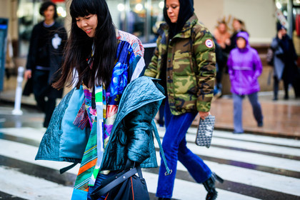 black bag, blue jacket, down jacket, graphic bag, graphic jacket, leather bag, multicolor shirt, off the shoulder, printed bag, printed jacket, printed shirt, street style, jonathan paciullo, FW, frenchystyle, fashion week, NYFW, NEW YORK, AUTUMN WINTER 2018-2019, AW 18-19, FALL WINTER 2018-2019, FW 18-19, atmosphere details, horizontal, detail, susie lau