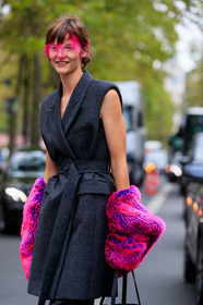 model, sara blomqvist, hair details, feather details, pink feathers, pink fur, dark grey jacket, sleeveless jacket, belted jacket, fashion week, frenchystyle, FW, jonathan paciullo, street style, SPRING SUMMER 2020, SS 20, PFW, PARIS, vertical, atmosphere details, detail