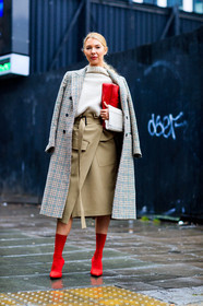 balenciaga, beige coat, beige skirt, checked, graphic jacket, high heels, houndstooth pattern, leather bag, leather shoes, over the shoulder, plaid, printed jacket, red bag, red boots, white knit, street style, jonathan paciullo, FW, frenchystyle, fashion week, LFW, LONDON, AUTUMN WINTER 2018-2019, AW 18-19, FALL WINTER 2018-2019, FW 18-19, vertical, full length, roberta benteler