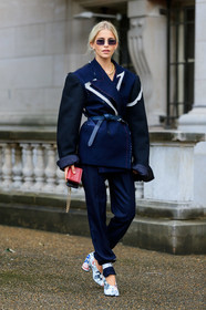 caro daur, margiela look, margiela jacket, margiela pants, margiela bag, margiela shoes, navy blue jacket, navy blue pants, navy blue leather belt, belted jacket, used jacket, red leather clutch, mini bag, square shape glasses, metalic frame sunglasses, black jacket, oversize jacket, camel toe margiela shoes, white leather shoes, round shape heels, printed shoes, fashion week, frenchystyle, FW, jonathan paciullo, street style, SPRING SUMMER 2020, SS 20, PFW, PARIS, vertical, full length