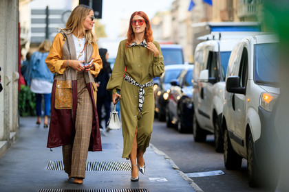 sara moschini, animal skin pocket, aviator sunglasses, beige pants, beige parka, brown leather bag, burgundy parka, carrera sunglasses, chain strap bag, charms necklace, checked pants, crossbody bag, golden necklace, leather parka, metalic frame sunglasses, tods bag, white t-shirt, yellow parka, kaki dress, button dress, belted dress, animal printed belt, long sleeves dress, silver shoes, sharp end shoes, fashion week, frenchystyle, FW, jonathan paciullo, street style, horizontal, atmosphere details, full length, MFW, MILAN, SPRING SUMMER 2020, SS 20