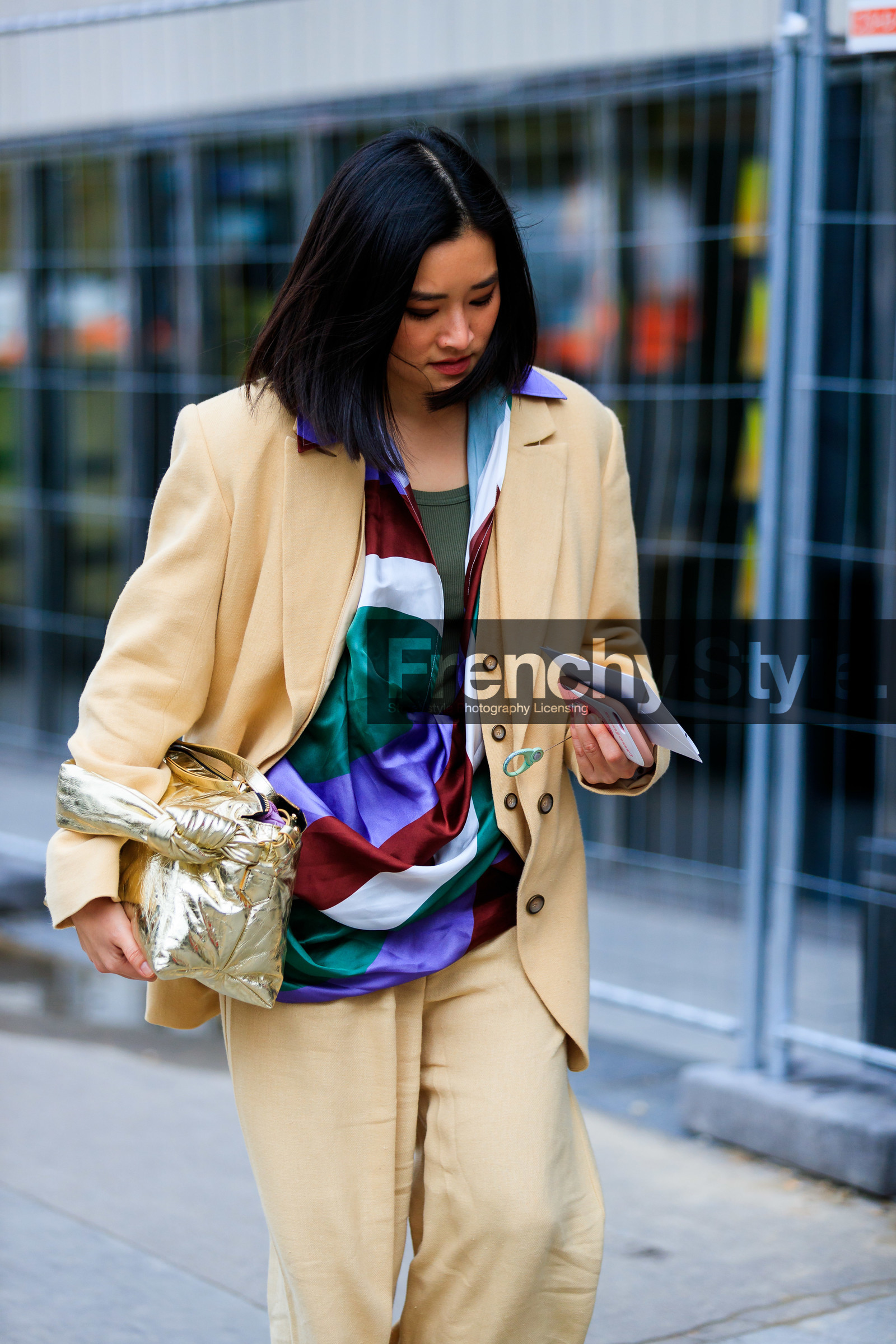 light beige jacket, light beige pants, light beige suits, golden bag, quilted bag, loose jacket, loose pants, silk shirt, purple shirt, green shirt, burgundy shirt, drape shirt, fashion week, frenchystyle, FW, jonathan paciullo, street style, SPRING SUMMER 2020, SS 20, PFW, PARIS, vertical, atmosphere details, detail