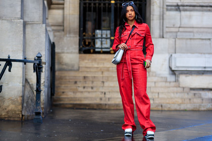 black and white shoes, denim jumpsuit, leather bag, leather shoes, red denim, red jumpsuit, stella mccartney, trousers, white bag, white shoes, street style, jonathan paciullo, FW, frenchystyle, fashion week, PFW, PARIS, AUTUMN WINTER 2018-2019, FALL WINTER 2018-2019, FW 18-19, horizontal, atmosphere details, full length