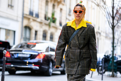 checked, graphic jacket, graphic skirt, grey jacket, grey skirt, off white, plaid, printed jacket, printed skirt, sunglasses, yellow shirt, street style, jonathan paciullo, FW, frenchystyle, fashion week, PFW, PARIS, AUTUMN WINTER 2018-2019, FALL WINTER 2018-2019, FW 18-19, horizontal, atmosphere details