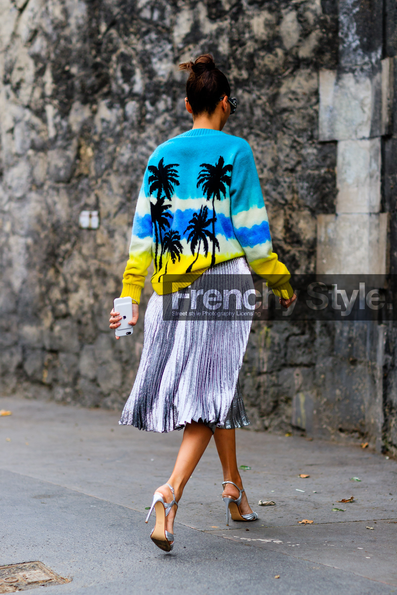 back detail, blue sweater, fashion week, frenchystyle, full length, FW, giovanna battaglia, high heels, jonathan paciullo, leather shoes, PARIS, PFW, pleated skirt, printed sweater, shiny shoes, shiny skirt, silver, silver shoes, silver skirt, SPRING SUMMER 2017, SS 17, street style, tie & die, turquoise, vertical, yellow