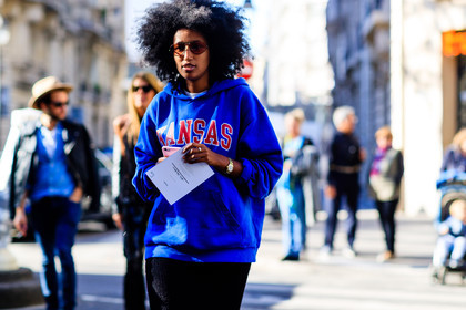 american, atmosphere details, blue sweater, detail, fashion week, frenchystyle, FW, hoodie, horizontal, jonathan paciullo, julia sarr jamois, julia sarr-jamois, PARIS, PFW, printed sweater, SPRING SUMMER 2017, SS 17, street style, sunglasses