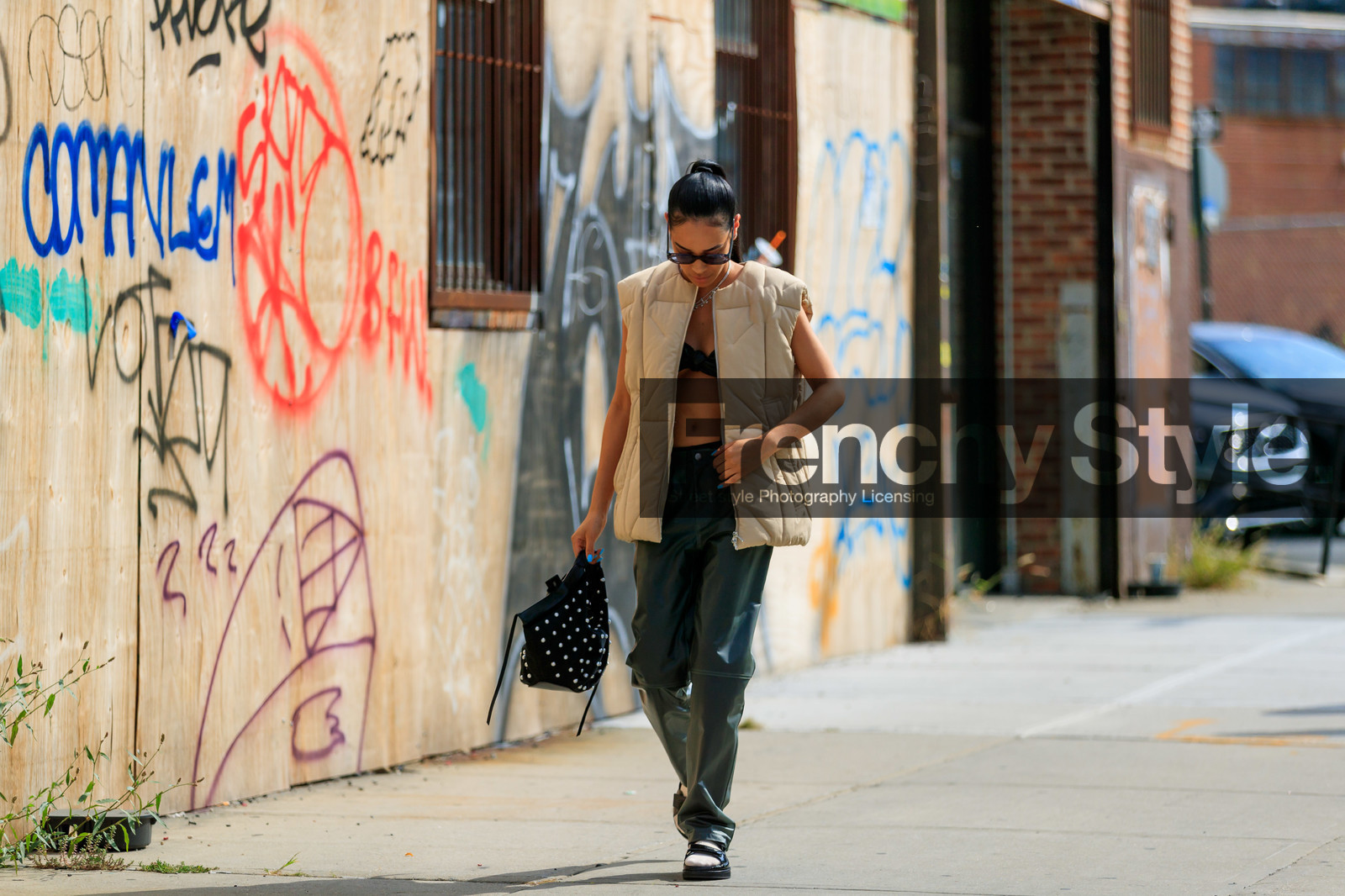 aleali may, beige jacket, black bag, black bra, down jacket, emerald, green pants, leather bag, leather pants, sleeveless, studs, sunglasses, trousers, black sandals, white socks, street style, jonathan paciullo, FW, frenchystyle, fashion week, NEW YORK, NYFW, SPRING SUMMER 2020, SS 20, horizontal, atmosphere details, full length