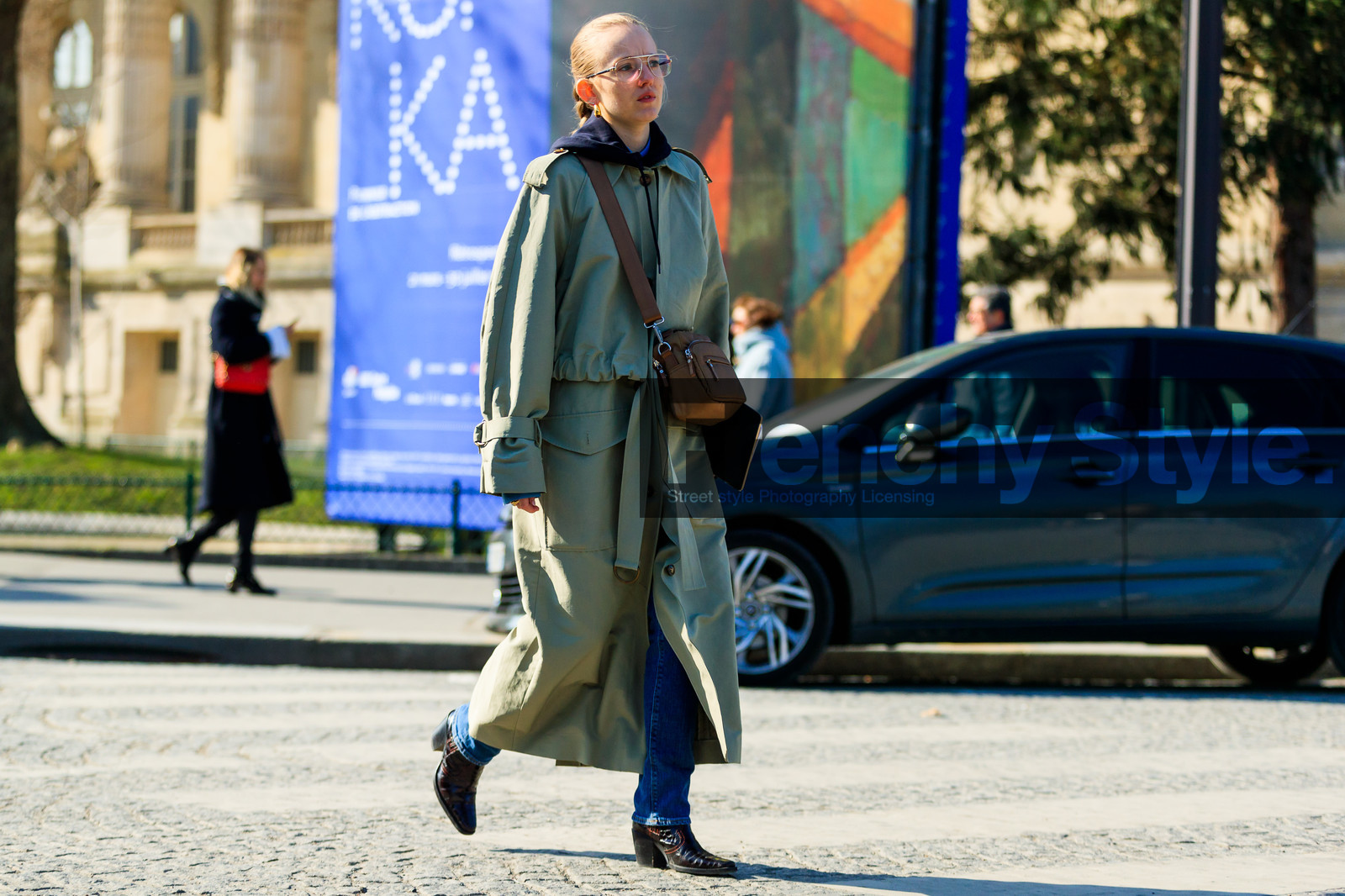 beige bag, beige coat, high heels, hoodie, leather bag, leather shoes, trousers, street style, jonathan paciullo, FW, frenchystyle, fashion week, PFW, PARIS, AUTUMN WINTER 2018-2019, FALL WINTER 2018-2019, FW 18-19, horizontal, atmosphere details, full length, alexandra carl