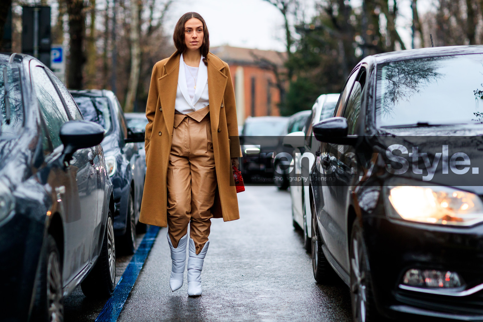camel coat, camel pants, high heels, leather bag, leather pants, leather shoes, red bag, trousers, white boots, white shirt, white t-shirt, fashion week, frenchystyle, FW, jonathan paciullo, street style, MFW, MILAN, AUTUMN WINTER 2018-2019, FALL WINTER 2018-2019, FW 18-19, horizontal, atmosphere details, full length, susie lau