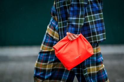 blazer, blue jacket, blue pants, blue suit, checked, checked suit, graphic jacket, graphic pants, graphic suit, leather bag, plaid, printed jacket, printed pants, printed suitcase, red bag, tartan, trousers, street style, jonathan paciullo, FW, frenchystyle, fashion week, NYFW, NEW YORK, AUTUMN WINTER 2018-2019, AW 18-19, FALL WINTER 2018-2019, FW 18-19, atmosphere details, horizontal, detail, lisa aiken