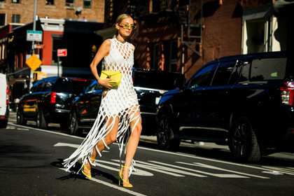 fish net knitted mini white dress, yellow handbag, sunglasses, leonie hanne, fashion week, frenchystyle, FW, jonathan paciullo, street style, NYFW, NEW YORK, AUTUMN WINTER 2022-2023, FALL WINTER 2022_2023, FW 22-23, atmosphere details, horizontal, full length