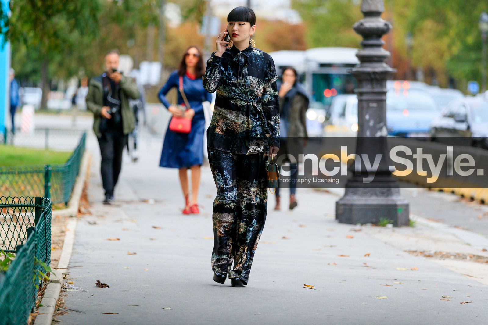 kozue akimoto, chloe bag, animal skin bag, green leather bag, camel leather bag, hand bag, golden earrings, dangling earrings, black shirt, black pants, kimono shirt, wrap shirt, silk shirt, silk pants, printed shirt, printed pants, lavalliere collar, chloe look, chloe pants, fashion week, frenchystyle, FW, jonathan paciullo, street style, SPRING SUMMER 2020, SS 20, PFW, PARIS, horizontal, atmosphere details, full length