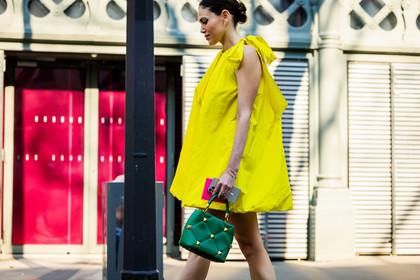 valentino, valentino dress, mini dress, yellow dress, green bag, studs bag, leather bag, valentino bag, golden loops, street style, jonathan paciullo, FW, frenchystyle, fashion week, AUTUMN WINTER 2022-2023, FALL WINTER 2022_2023, FW 22-23, PARIS, PFW, horizontal, atmosphere details, detail
