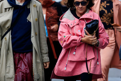pink parka, black leather bag, quilted bag, aviator sunglasses, scale sunglasses, fashion week, frenchystyle, FW, jonathan paciullo, street style, SPRING SUMMER 2020, SS 20, PFW, PARIS, horizontal, atmosphere details, detail