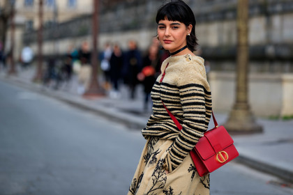 maria bernad, beige skirt, beige pullover, long skirt, striped pullover, black skirt, black pullover, floral printed skirt, dior bag, dior pullover, dior skirt, dior total look, crossbody bag, red leather bag, 30 montaigne bag, close up detail, bag detail, fashion week, frenchystyle, FW, jonathan paciullo, street style, PFW, PARIS, AUTUMN WINTER 2020-2021, FALL WINTER 2020-2021, FW 20-21, horizontal, detail, atmosphere details