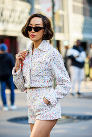 tweed set, white set, valentino, short hair, black sunglasses, shorts, jacket, multicolor set, valetino handbag, silver rings, Chriselle Lim, street style, jonathan paciullo, FW, frenchystyle, fashion week, AUTUMN WINTER 2022-2023, FALL WINTER 2022_2023, FW 22-23, PARIS, PFW, vertical, detail