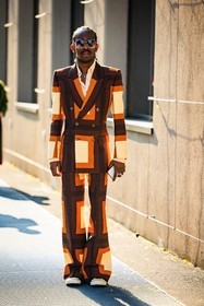 printed suiit, multicolor suit, sneakers, dark sunflassees, dandt stile, buttoned blazer, cream shirt, braids, street style, jonathan paciullo, FW, frenchystyle, fashion week, MFW, MILAN, FALL WINTER 2022_2023, AUTUMN WINTER 2022-2023, FW 22-23, vertical, full length
