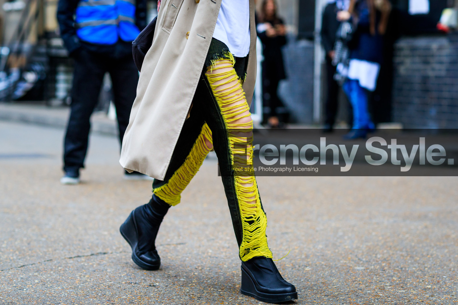 atmosphere details, AUTUMN WINTER 2017-2018, AW 17-18, beige coat, black denim, black shoes, denim pants, detail, FALL WINTER 2017-2018, fashion week, frenchystyle, FW, FW 17-18, high heels, horizontal, jeans, jonathan paciullo, LFW, LONDON, ripped pants, street style, trench coat, trousers, yellow pants