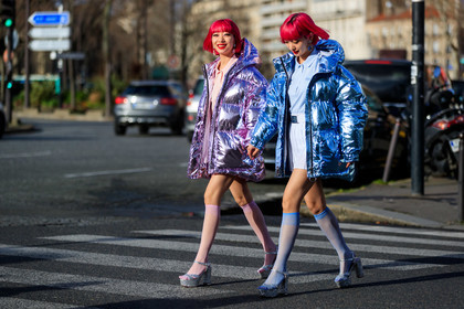 Ami and Aya Suzuki, pink hair, light pink coat, light pink polo shirt, white skirt, mini skirt, pleated skirt, white belt, light pink socks, light blue polo shirt, light blue socks, blue coat, down jacket, metalic coat, lurex coat, silvered sandals, glitter sandals, platform sandals, strassed earrings, dangling earrings, pink earrings, blue earrings, lacoste polo shirt, lacoste skirt, lacoste belt, fashion week, frenchystyle, FW, jonathan paciullo, street style, PFW, PARIS, horizontal, atmosphere details, full length