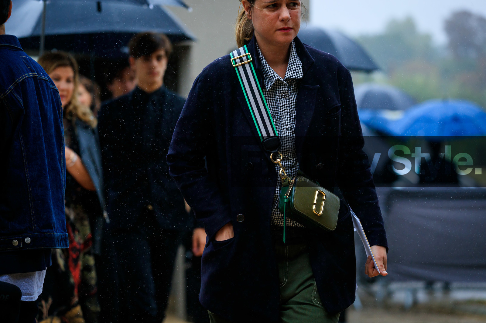 houndstooth printed shirt, black and white shirt, kaki leather bag, striped strap bag, marc jacobs bag, fashion week, frenchystyle, FW, jonathan paciullo, street style, SPRING SUMMER 2020, SS 20, PFW, PARIS, horizontal, atmosphere details, detail