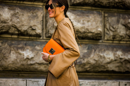 orange handbag, black sunglasses, belt bag, brown belt, street style, jonathan paciullo, FW, frenchystyle, fashion week, AUTUMN WINTER 2022-2023, FALL WINTER 2022_2023, FW 22-23, PFW, PARIS, horizontal, atmosphere details, detail, beige trench coat
