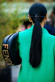 back details, prada hair pink, long pony tail, green blazer, fendi bag, black handbag, moon bag, street style, jonathan paciullo, FW, frenchystyle, fashion week, AUTUMN WINTER 2022-2023, FALL WINTER 2022_2023, FW 22-23, PFW, PARIS, vertical, detail