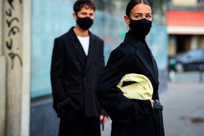 alice barbier, alice & j.s, JS roques, black leather pants, black leather belt, animal skin pants, flare pants, belted jacket, turtleneck pullover, black pullover, low necked jacket, low necked pullover, openwork pullover, white leather clutch, oversize jacket, black jacket, black bermuda shorts, socks, covid face mask, fashion week, frenchystyle, FW, jonathan paciullo, street style, PFW, PARIS, SPRING SUMMER 2021, SS 21, horizontal, atmosphere details, detail