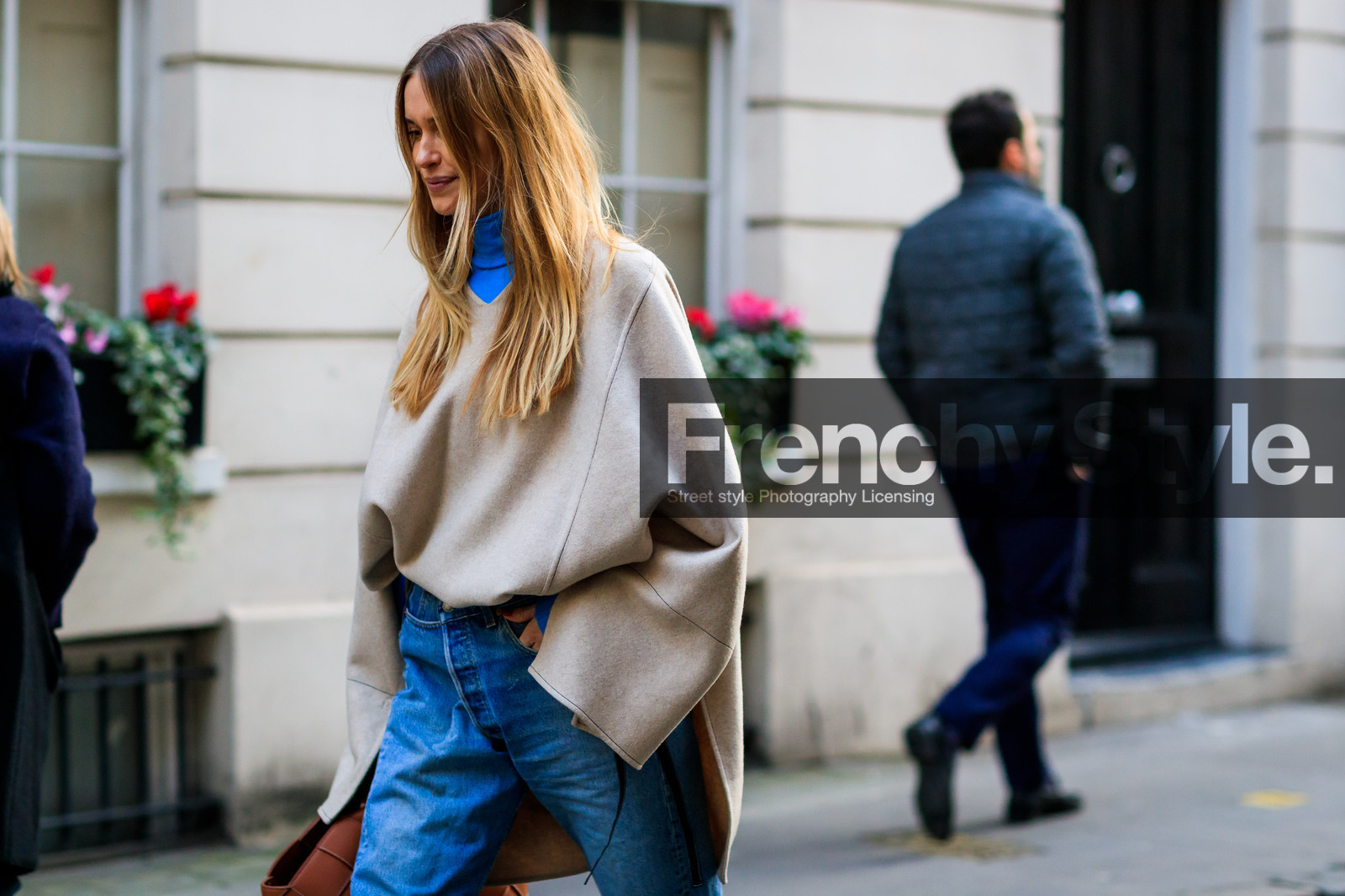 beige sweater, blue denim, blue top, brown bag, denim pants, jeans, leather bag, loewe, trousers, fashion week, frenchystyle, FW, jonathan paciullo, street style, LFW, LONDON, AUTUMN WINTER 2018-2019, AW 18-19, FALL WINTER 2018-2019, FW 18-19, horizontal, atmosphere details, detail, pernille teisbaek