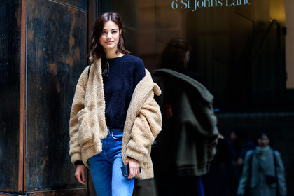 beige coat, black sweater, blue denim, denim pants, jeans, off the shoulder, shearling, trousers, street style, jonathan paciullo, FW, frenchystyle, fashion week, NYFW, NEW YORK, AUTUMN WINTER 2018-2019, AW 18-19, FALL WINTER 2018-2019, FW 18-19, atmosphere details, horizontal, detail, model
