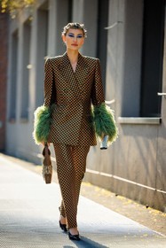 print suit, brown suit, dotts suit, feather sleeves, green feathers, gucci, gucci handbag, logo bag, blue eyeshadow, make up, amalie gassmann, street style, jonathan paciullo, FW, frenchystyle, fashion week, MFW, MILAN, FALL WINTER 2022_2023, AUTUMN WINTER 2022-2023, FW 22-23, vertical, full length