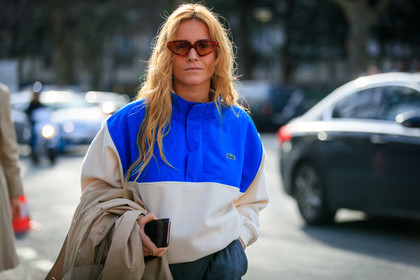 blanca miro scrimieri, blue sweatshirt, white sweatshirt, bicolor sweatshirt, high collar sweatshirt, grey pants, red sunglasses, futurist shape sunglasses, lacoste sweatshirt, fashion week, frenchystyle, FW, jonathan paciullo, street style, PFW, PARIS, horizontal, atmosphere details, detail