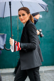 black jacket, black pants, black suit, eyeliner, eyeshadow, stripes, trousers, umbrella, street style, jonathan paciullo, FW, frenchystyle, fashion week, NYFW, NEW YORK, AUTUMN WINTER 2018-2019, AW 18-19, FALL WINTER 2018-2019, FW 18-19, vertical, atmosphere details, detail, olivia palermo