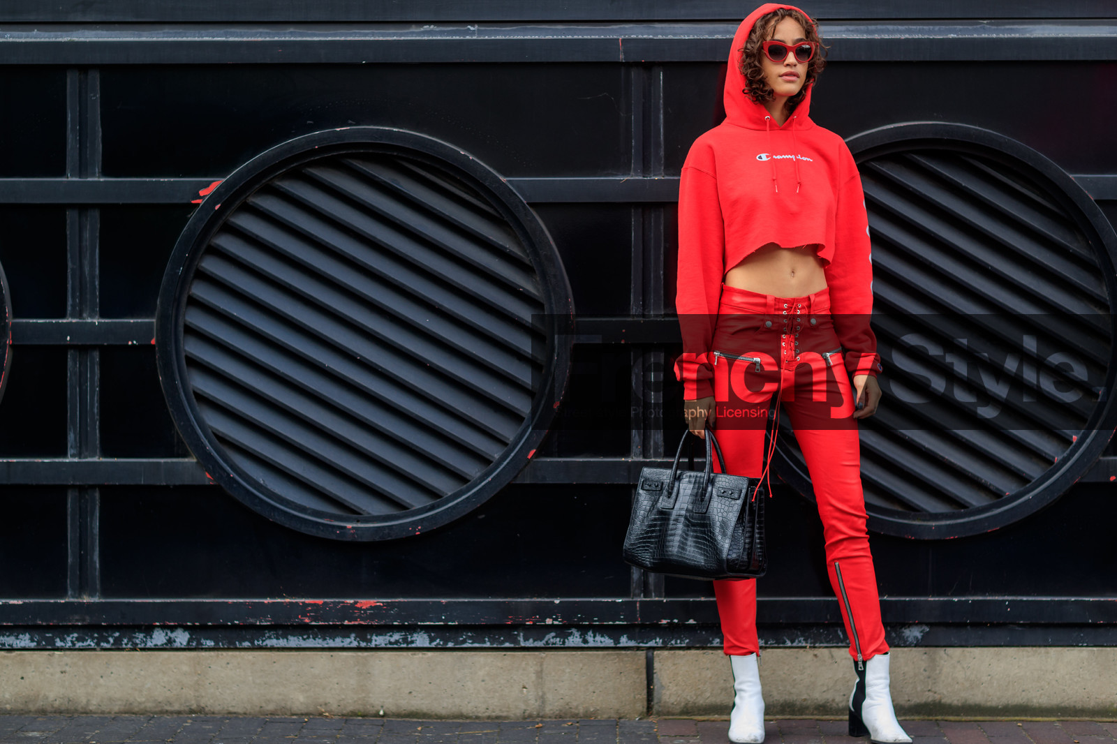 alanna arrington, atmosphere details, black bag, cropped top, detail, fashion week, frenchystyle, FW, high heels, hoodie, horizontal, jonathan paciullo, leather bag, leather shoes, LFW, LONDON, model, red pants, red sweater, SPRING SUMMER 2018, SS 18, street style, trousers, vêtements, white boots