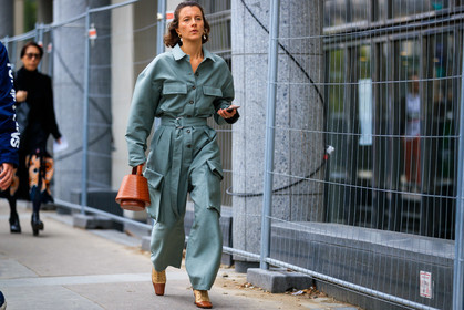 light green jumpsuit, long sleeves jumpsuit, safari jumpsuit, belted jumpsuit, pearls earring, hoop earrings, multi earrings, golden earrings, dangling earrings, orange leather bag, animal skin bag, hand bag, geometric bag, box bag, camel leather boots, white leather boots, laced boots, squared toed shoes, fashion week, frenchystyle, FW, jonathan paciullo, street style, SPRING SUMMER 2020, SS 20, PFW, PARIS, horizontal, atmosphere details, full length